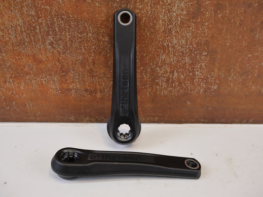 Kurbel von E*thirteen, E THIRTEEN E SPEC PLUS KURBELARME ISIS E BIKE 160 MM vor USEDBIKES-OB.DE Hintergrund