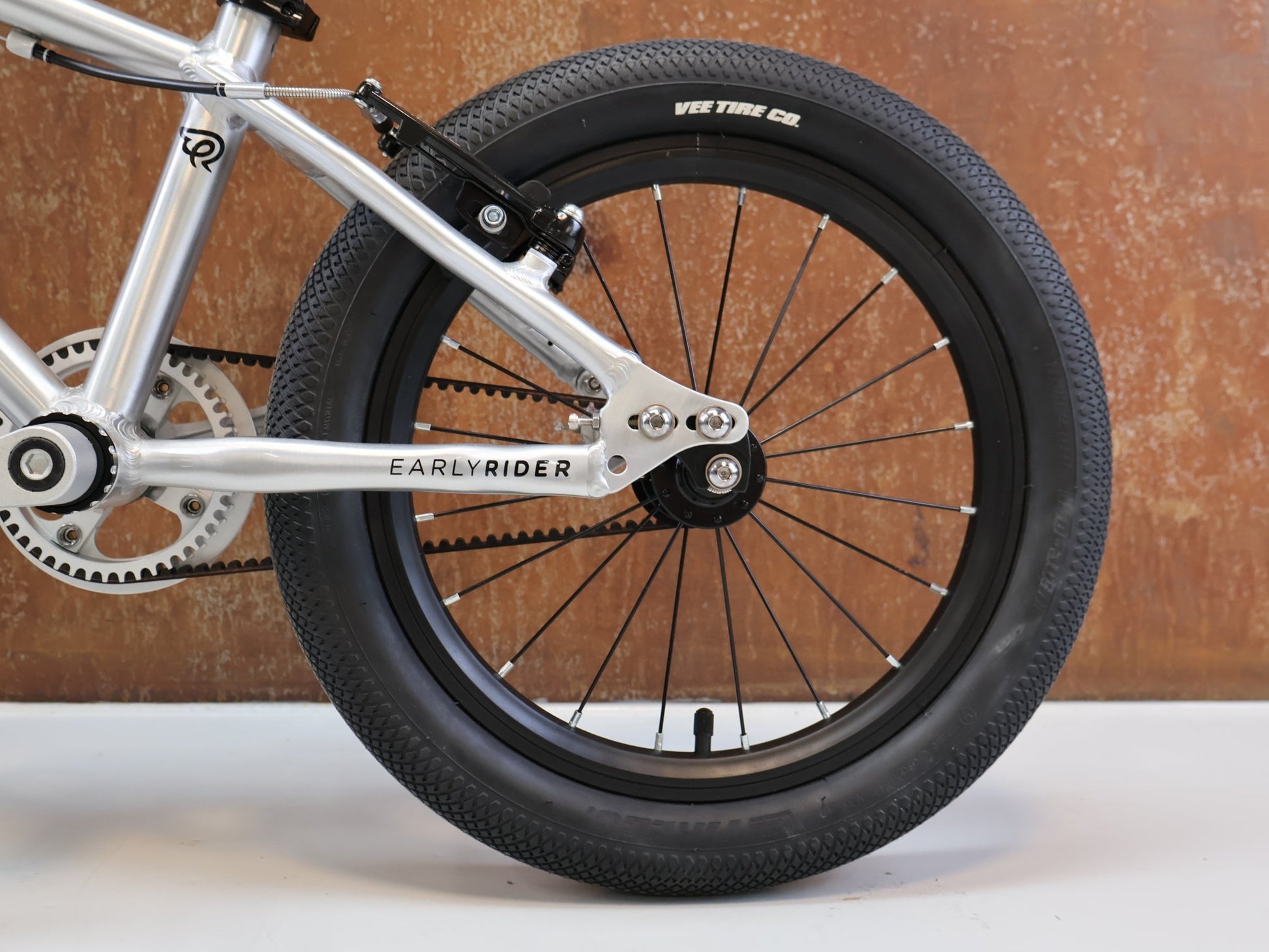 Kinderrad von Early Rider, EARLY RIDER BELTER 16 / KINDERFAHRRAD / RIEMENANTRIEB / 6,19 KG / SILBER vor USEDBIKES - OB.DE Hintergrund