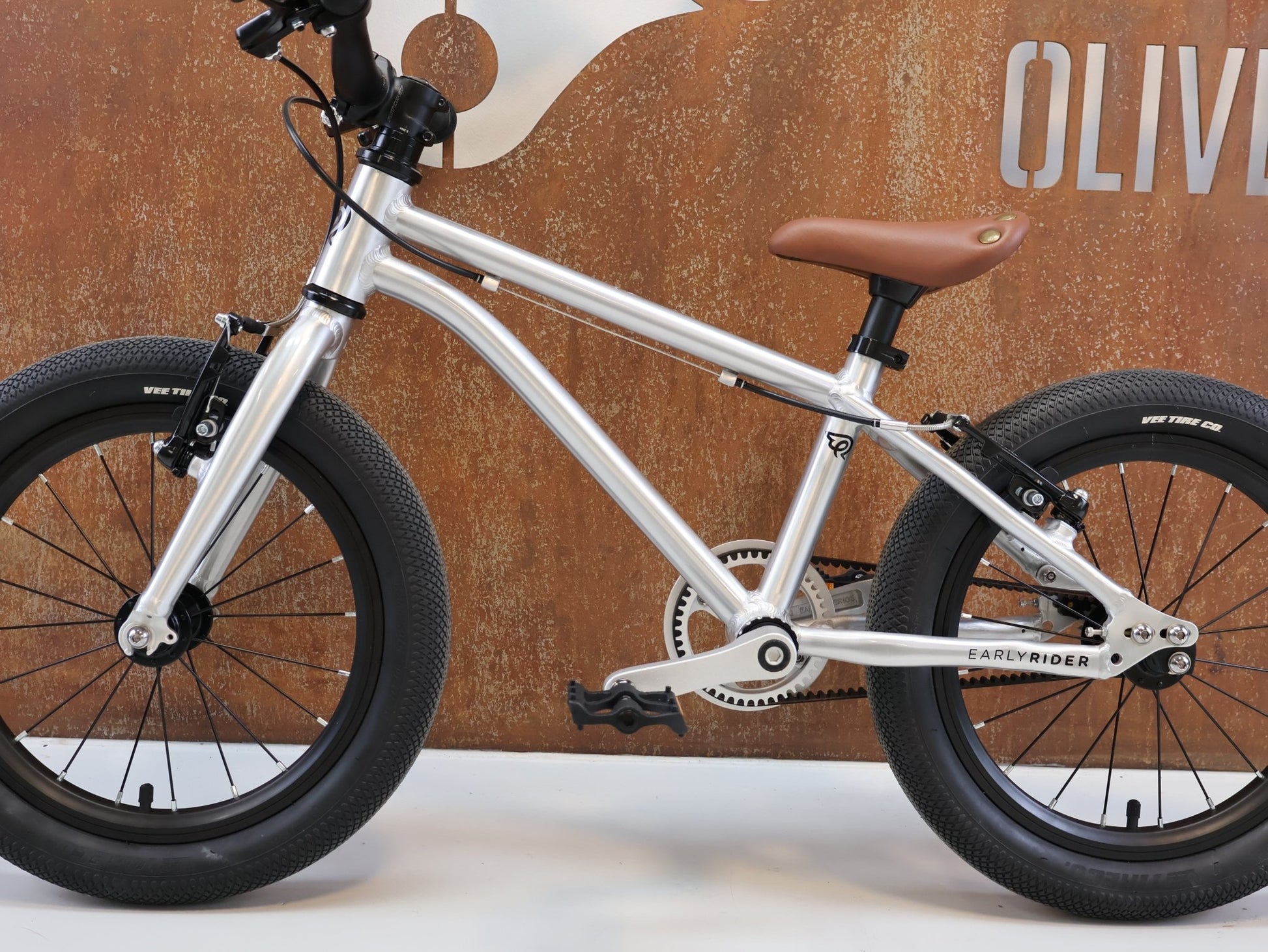 Kinderrad von Early Rider, EARLY RIDER BELTER 16 / KINDERFAHRRAD / RIEMENANTRIEB / 6,19 KG / SILBER vor USEDBIKES - OB.DE Hintergrund