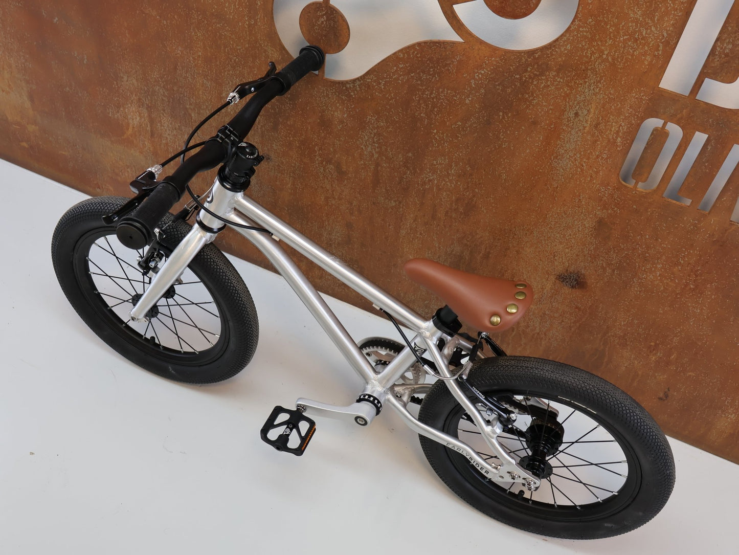 Kinderrad von Early Rider, EARLY RIDER BELTER 16 / KINDERFAHRRAD / RIEMENANTRIEB / 6,19 KG / SILBER vor USEDBIKES - OB.DE Hintergrund
