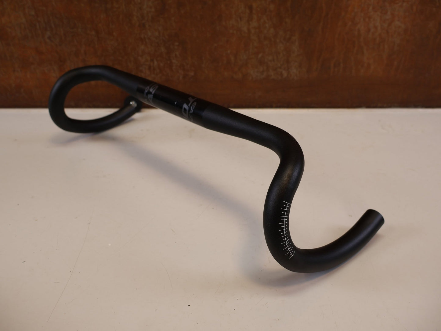 Lenker von Easton Cycling, EASTON EA70 AX GRAVEL LENKER / 420 MM / 16° FLARE / 31.8 MM / DI2 / SCHWARZ vor USEDBIKES-OB.DE Hintergrund