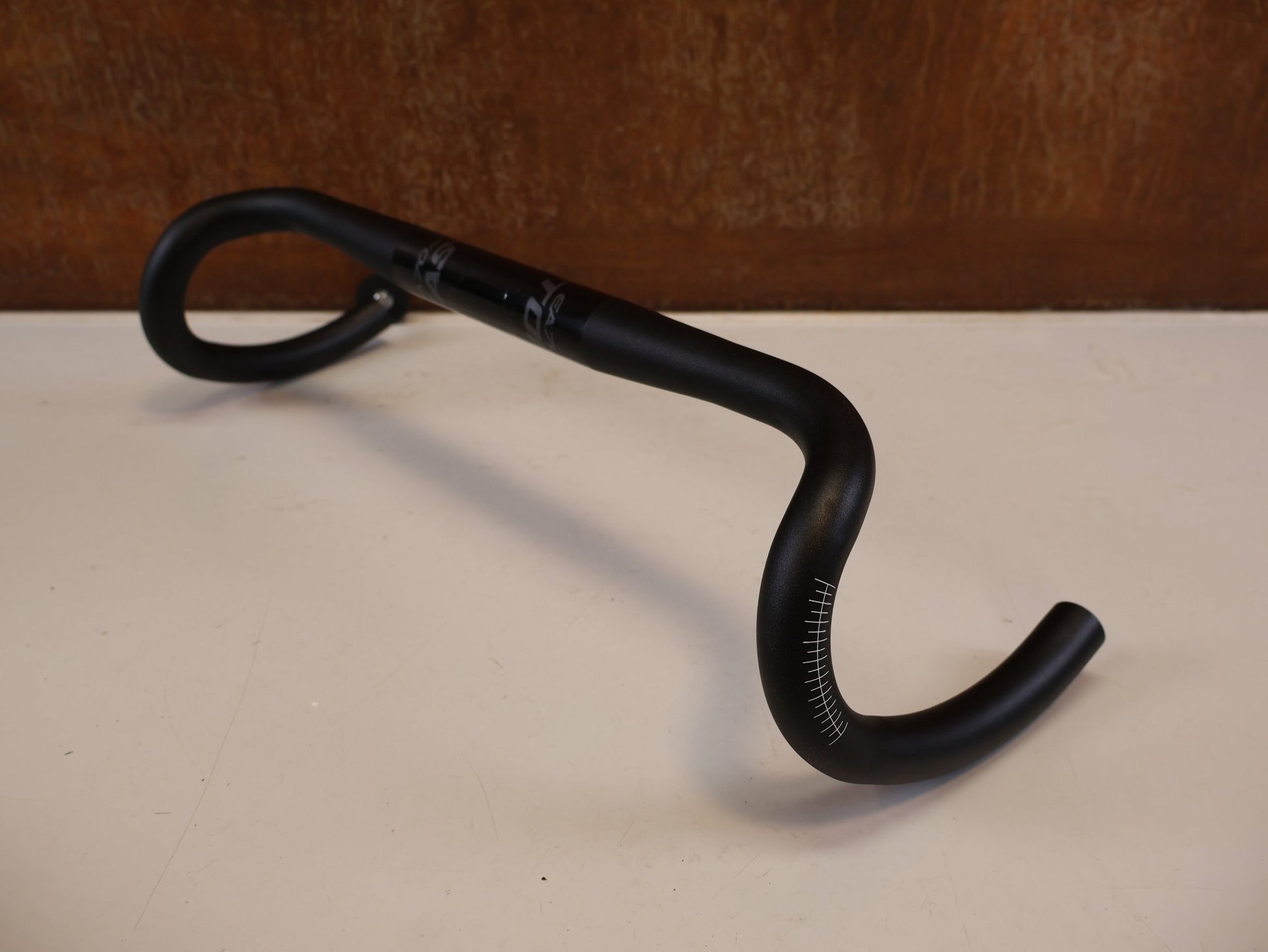 Lenker von Easton Cycling, EASTON EA70 AX GRAVEL LENKER / 420 MM / 16° FLARE / 31.8 MM / DI2 / SCHWARZ vor USEDBIKES-OB.DE Hintergrund