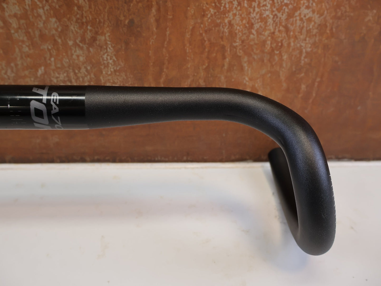 Lenker von Easton Cycling, EASTON EA70 AX GRAVEL LENKER / 420 MM / 16° FLARE / 31.8 MM / DI2 / SCHWARZ vor USEDBIKES-OB.DE Hintergrund