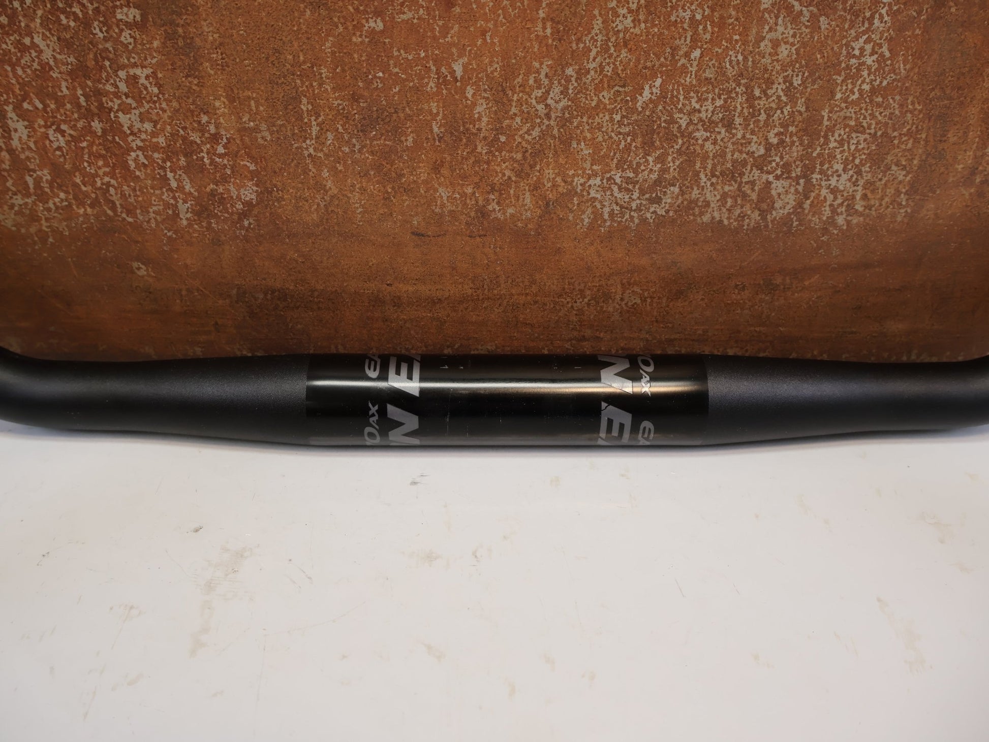 Lenker von Easton Cycling, EASTON EA70 AX GRAVEL LENKER / 420 MM / 16° FLARE / 31.8 MM / DI2 / SCHWARZ vor USEDBIKES-OB.DE Hintergrund
