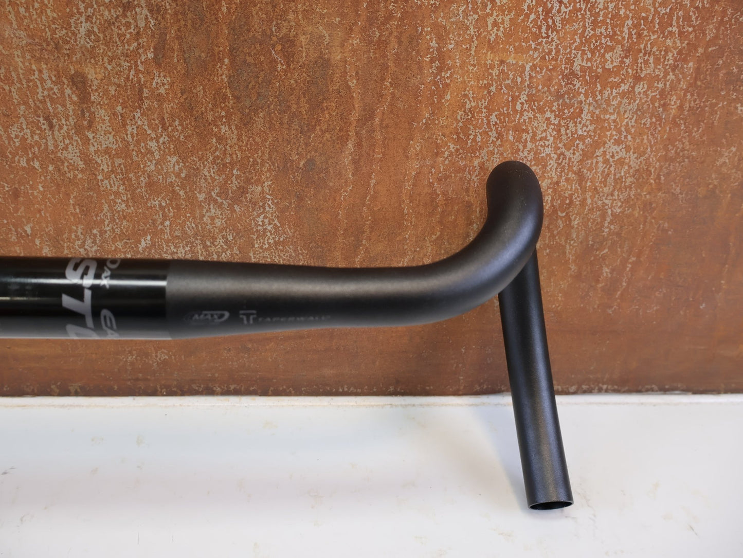 Lenker von Easton Cycling, EASTON EA70 AX GRAVEL LENKER / 420 MM / 16° FLARE / 31.8 MM / DI2 / SCHWARZ vor USEDBIKES-OB.DE Hintergrund