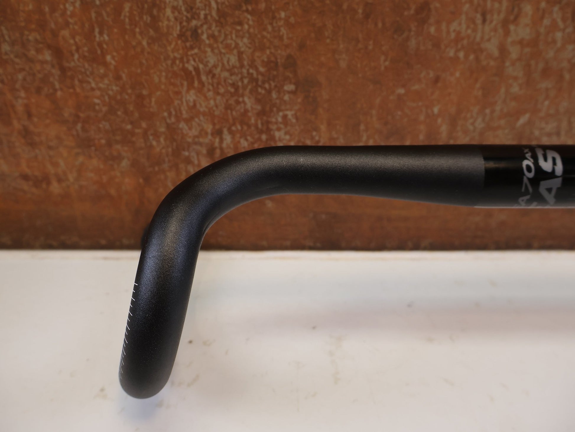 Lenker von Easton Cycling, EASTON EA70 AX GRAVEL LENKER / 420 MM / 16° FLARE / 31.8 MM / DI2 / SCHWARZ vor USEDBIKES-OB.DE Hintergrund