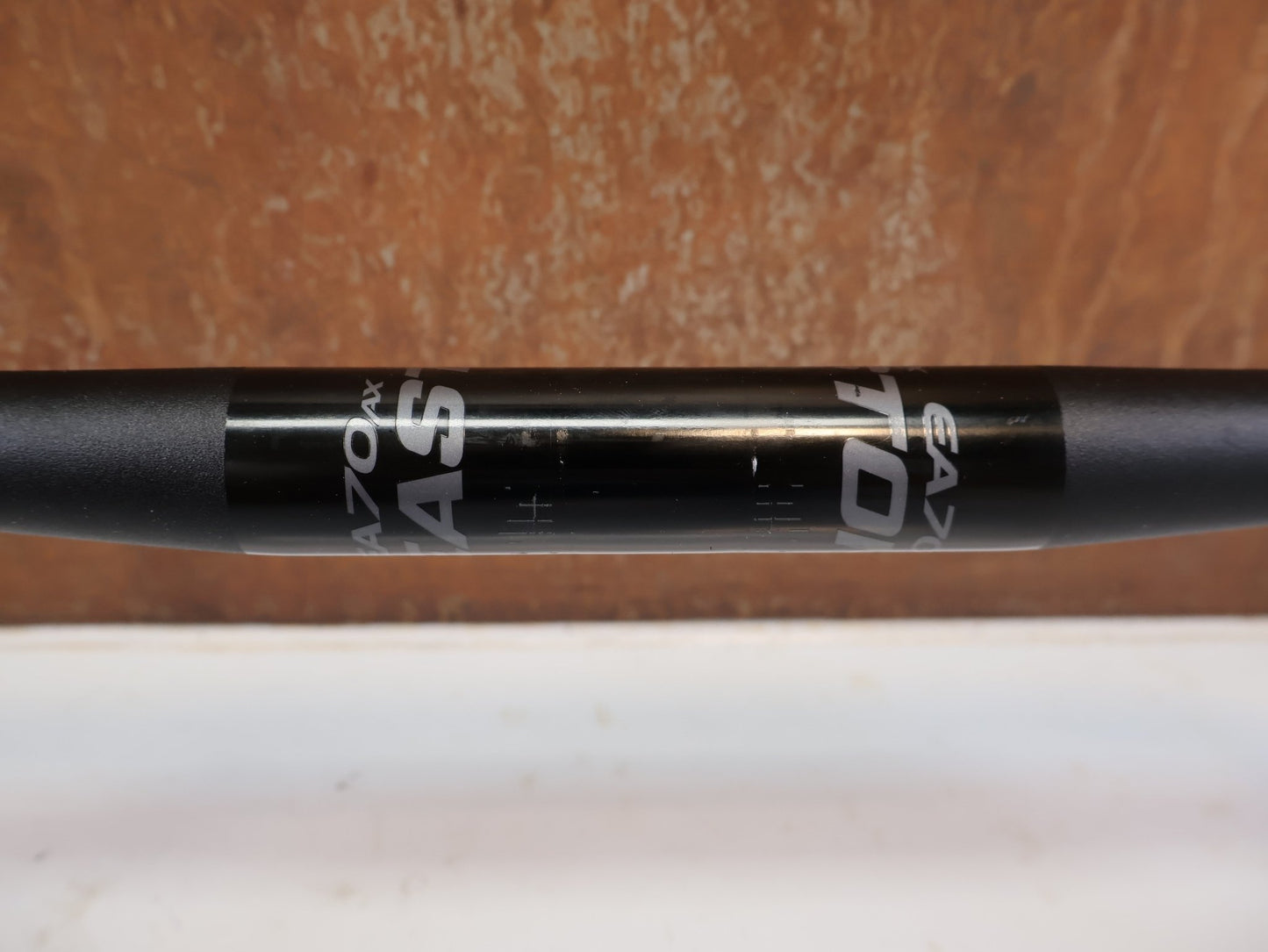 Lenker von Easton Cycling, EASTON EA70 AX GRAVEL LENKER / 420 MM / 16° FLARE / 31.8 MM / DI2 / SCHWARZ vor USEDBIKES-OB.DE Hintergrund