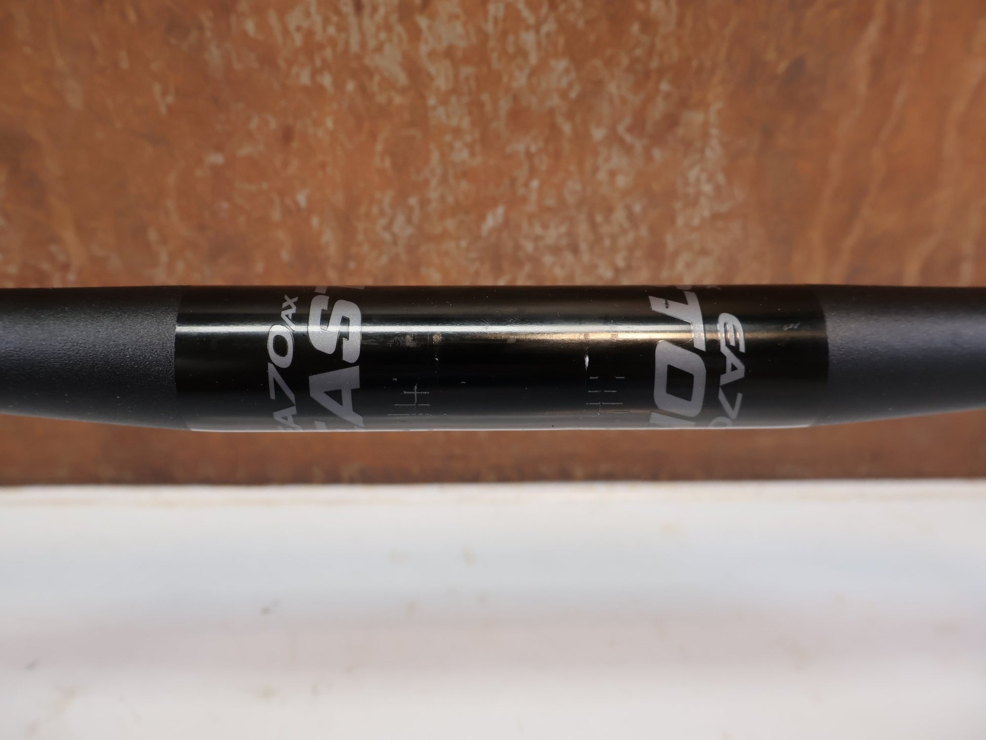 Lenker von Easton Cycling, EASTON EA70 AX GRAVEL LENKER / 420 MM / 16° FLARE / 31.8 MM / DI2 / SCHWARZ vor USEDBIKES-OB.DE Hintergrund