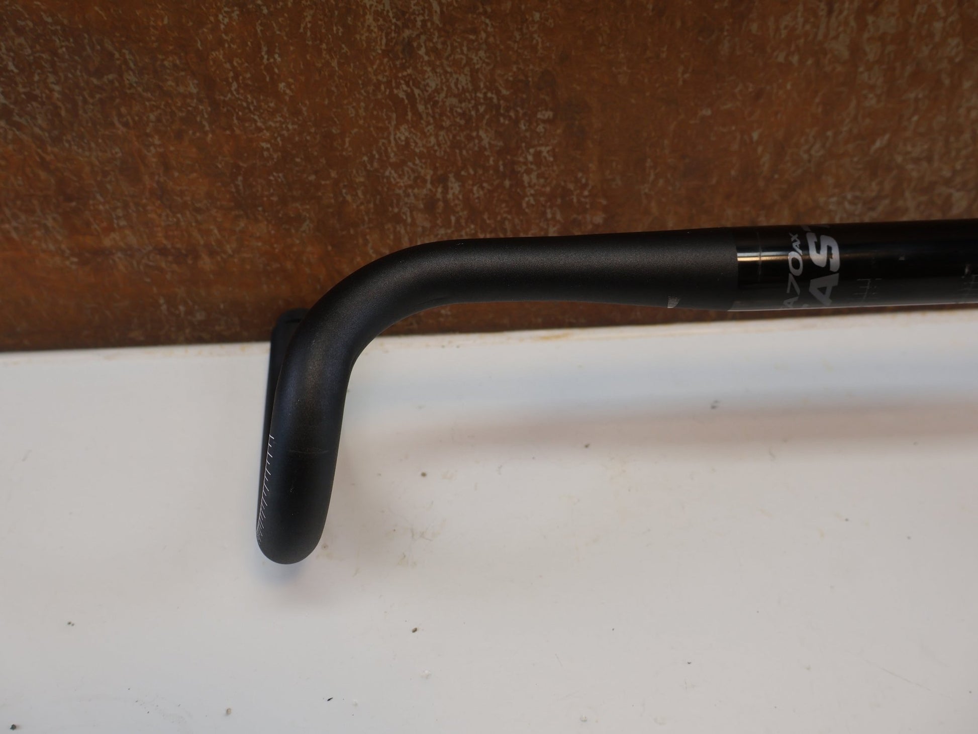 Lenker von Easton Cycling, EASTON EA70 AX GRAVEL LENKER / 440 MM / 16° FLARE / 31.8 MM / DI2 / SCHWARZ vor USEDBIKES-OB.DE Hintergrund