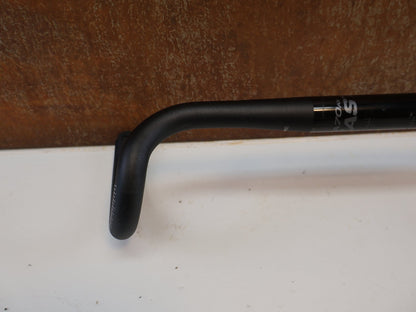 Lenker von Easton Cycling, EASTON EA70 AX GRAVEL LENKER / 440 MM / 16° FLARE / 31.8 MM / DI2 / SCHWARZ vor USEDBIKES-OB.DE Hintergrund