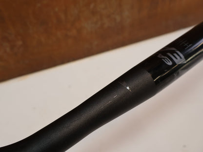 Lenker von Easton Cycling, EASTON EA70 AX GRAVEL LENKER / 440 MM / 16° FLARE / 31.8 MM / DI2 / SCHWARZ vor USEDBIKES-OB.DE Hintergrund