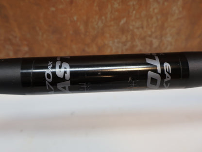Lenker von Easton Cycling, EASTON EA70 AX GRAVEL LENKER / 440 MM / 16° FLARE / 31.8 MM / DI2 / SCHWARZ vor USEDBIKES-OB.DE Hintergrund