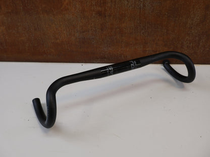Lenker von Easton Cycling, EASTON EA70 AX GRAVEL LENKER / 440 MM / 16° FLARE / 31.8 MM / DI2 / SCHWARZ vor USEDBIKES-OB.DE Hintergrund