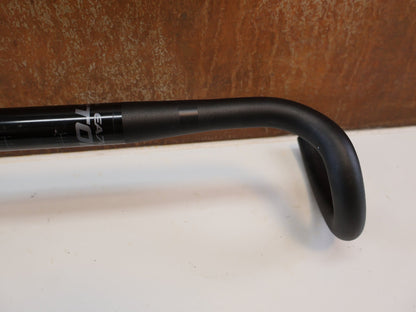Lenker von Easton Cycling, EASTON EA70 AX GRAVEL LENKER / 440 MM / 16° FLARE / 31.8 MM / DI2 / SCHWARZ vor USEDBIKES-OB.DE Hintergrund