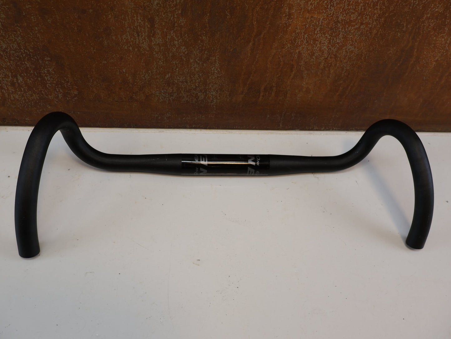 Lenker von Easton Cycling, EASTON EA70 AX GRAVEL LENKER / 440 MM / 16° FLARE / 31.8 MM / DI2 / SCHWARZ vor USEDBIKES-OB.DE Hintergrund