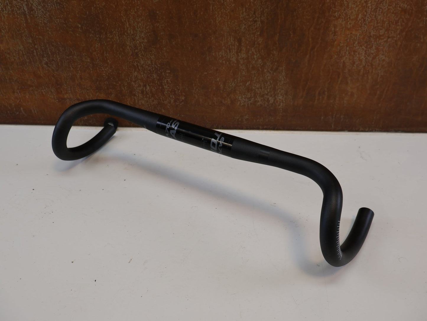 Lenker von Easton Cycling, EASTON EA70 AX GRAVEL LENKER / 440 MM / 16° FLARE / 31.8 MM / DI2 / SCHWARZ vor USEDBIKES-OB.DE Hintergrund