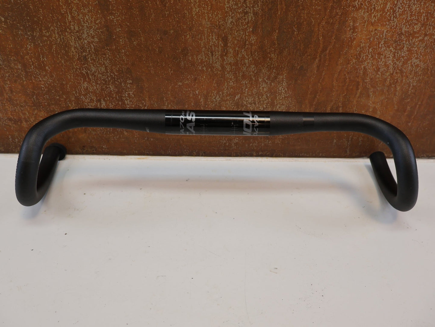 Lenker von Easton Cycling, EASTON EA70 AX GRAVEL LENKER / 440 MM / 16° FLARE / 31.8 MM / DI2 / SCHWARZ vor USEDBIKES-OB.DE Hintergrund