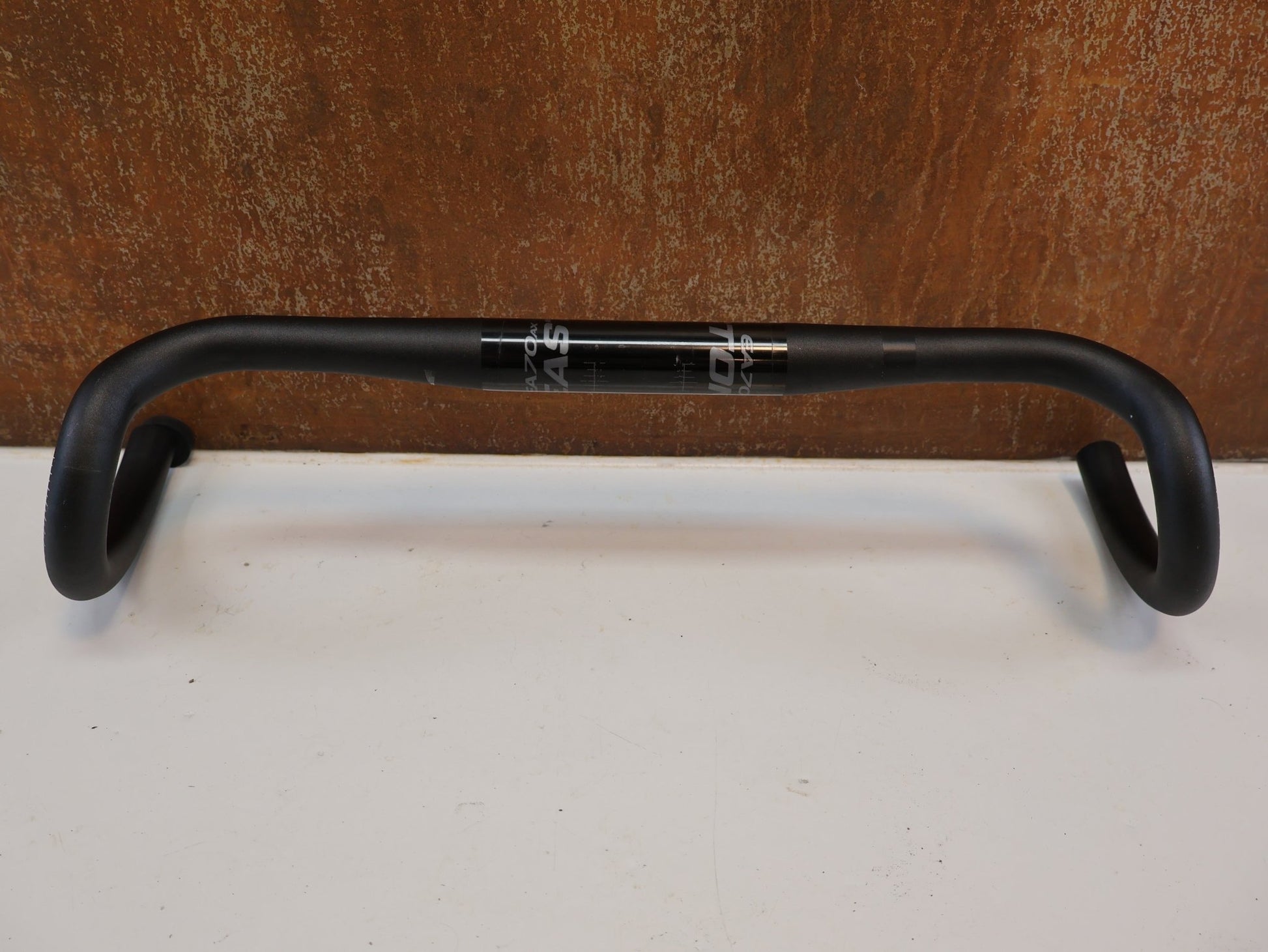 Lenker von Easton Cycling, EASTON EA70 AX GRAVEL LENKER / 440 MM / 16° FLARE / 31.8 MM / DI2 / SCHWARZ vor USEDBIKES-OB.DE Hintergrund