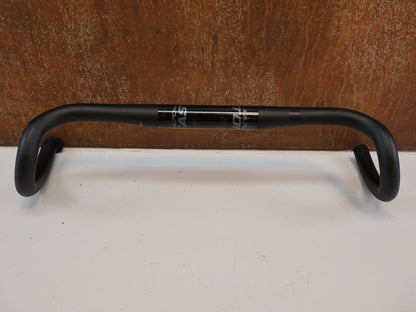Lenker von Easton Cycling, EASTON EA70 AX GRAVEL LENKER / 440 MM / 16° FLARE / 31.8 MM / DI2 / SCHWARZ vor USEDBIKES-OB.DE Hintergrund