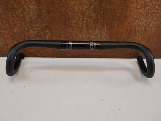 Lenker von Easton Cycling, EASTON EA70 AX GRAVEL LENKER / 440 MM / 16° FLARE / 31.8 MM / DI2 / SCHWARZ vor USEDBIKES-OB.DE Hintergrund