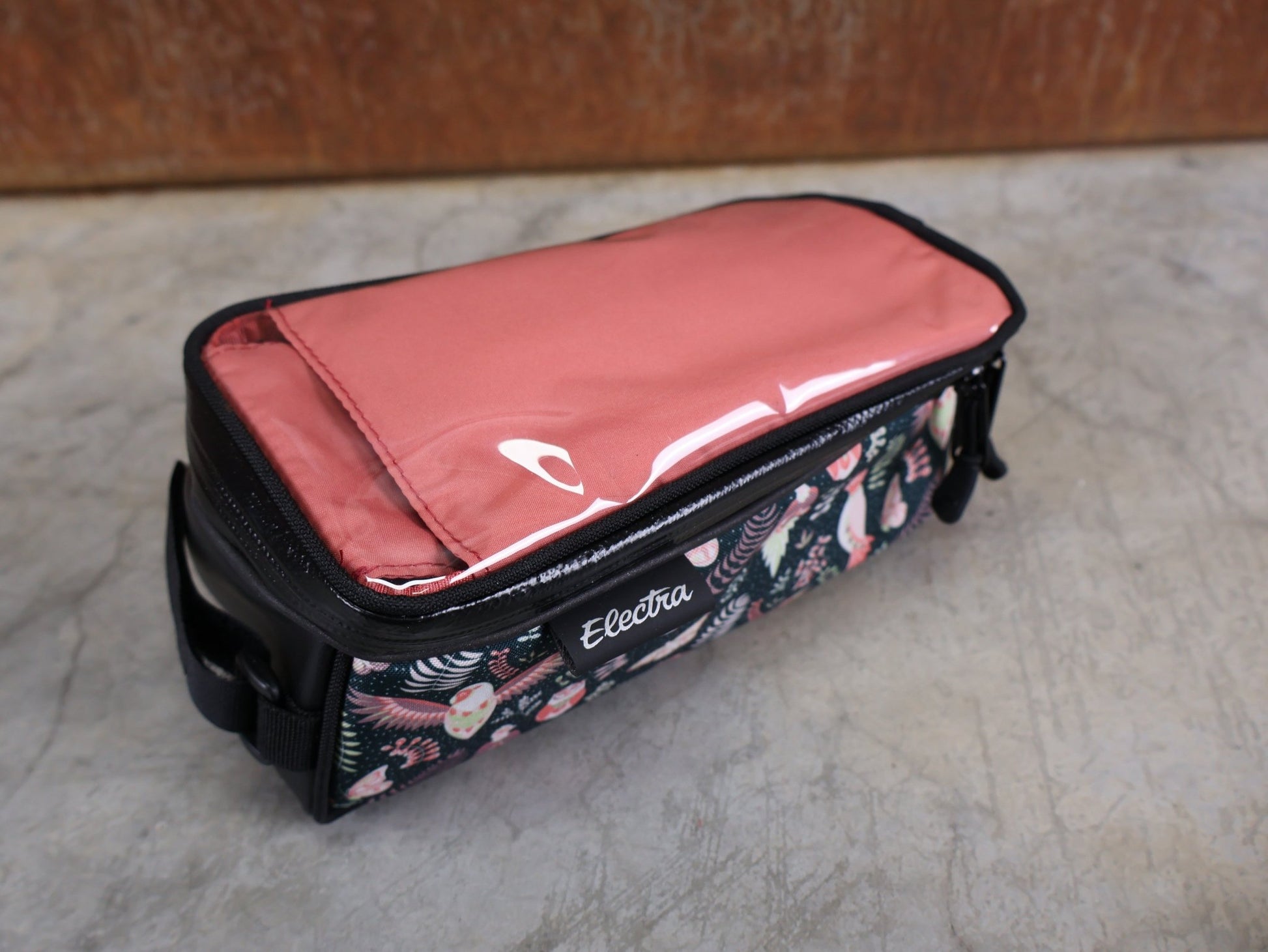 Taschen & Rucksäcke von Electra, ELECTRA FERN TELEFONTASCHE / 1,3 LITER – OBERROHR - MONTAGE – TOUCHSCREEN - KOMPATIBEL vor USEDBIKES - OB.DE Hintergrund