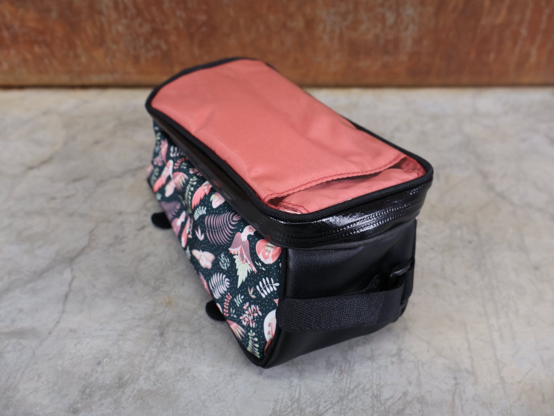 Taschen & Rucksäcke von Electra, ELECTRA FERN TELEFONTASCHE / 1,3 LITER – OBERROHR - MONTAGE – TOUCHSCREEN - KOMPATIBEL vor USEDBIKES - OB.DE Hintergrund