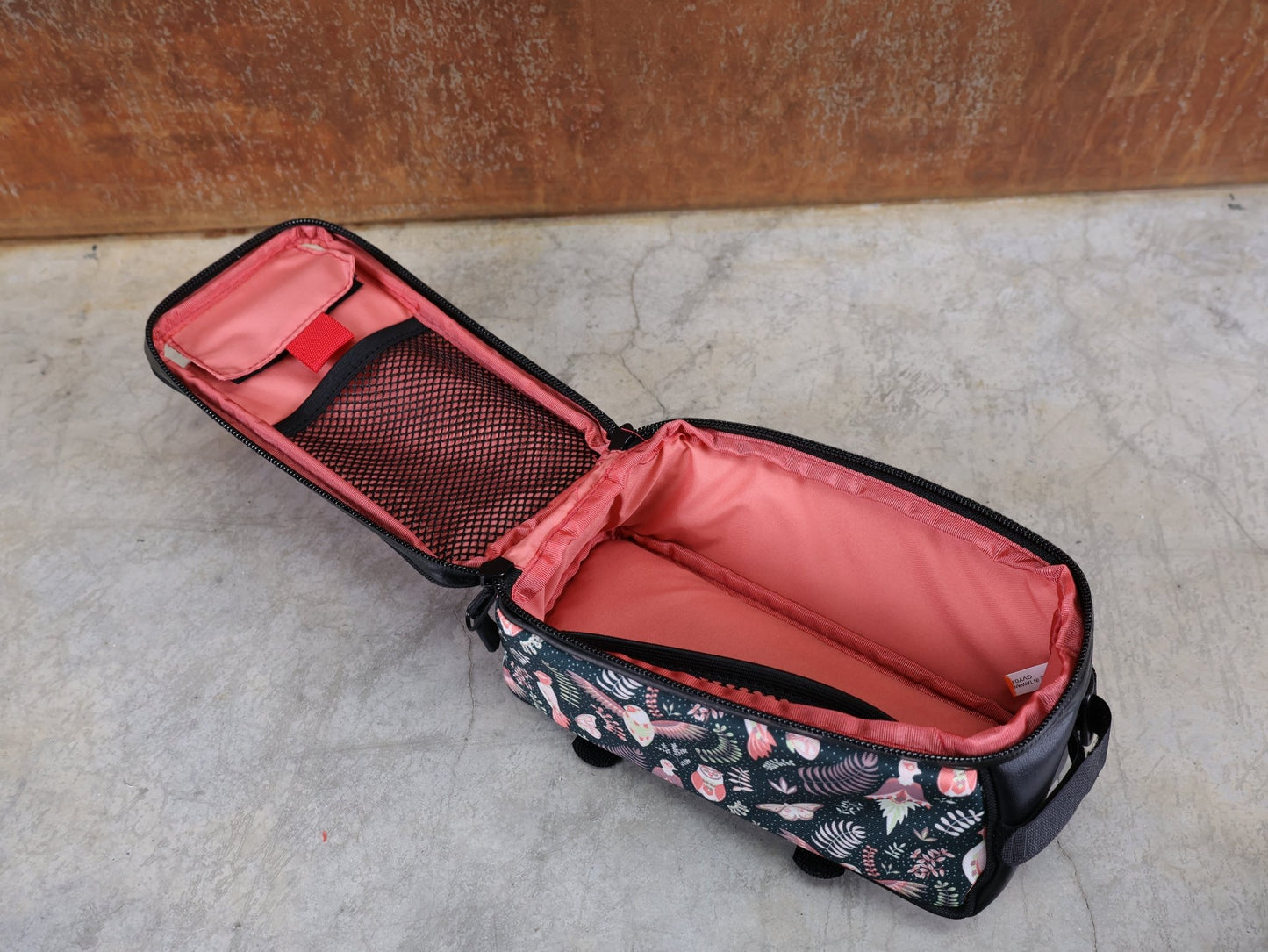 Taschen & Rucksäcke von Electra, ELECTRA FERN TELEFONTASCHE / 1,3 LITER – OBERROHR - MONTAGE – TOUCHSCREEN - KOMPATIBEL vor USEDBIKES - OB.DE Hintergrund