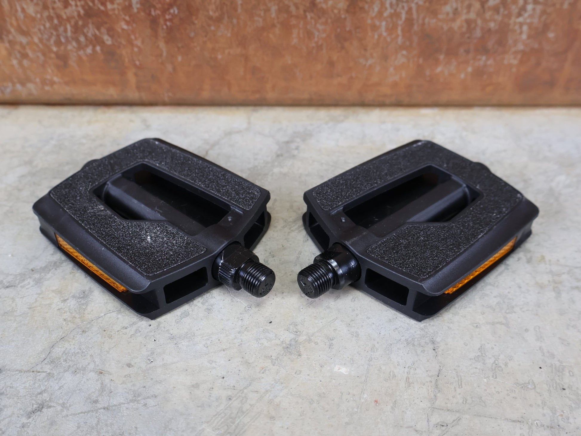 Pedale von Electra, ELECTRA GRIP TAPE PEDALE / PLATTFORM / 9/16 ZOLL / SCHWARZ / NYLON / 384G vor USEDBIKES - OB.DE Hintergrund