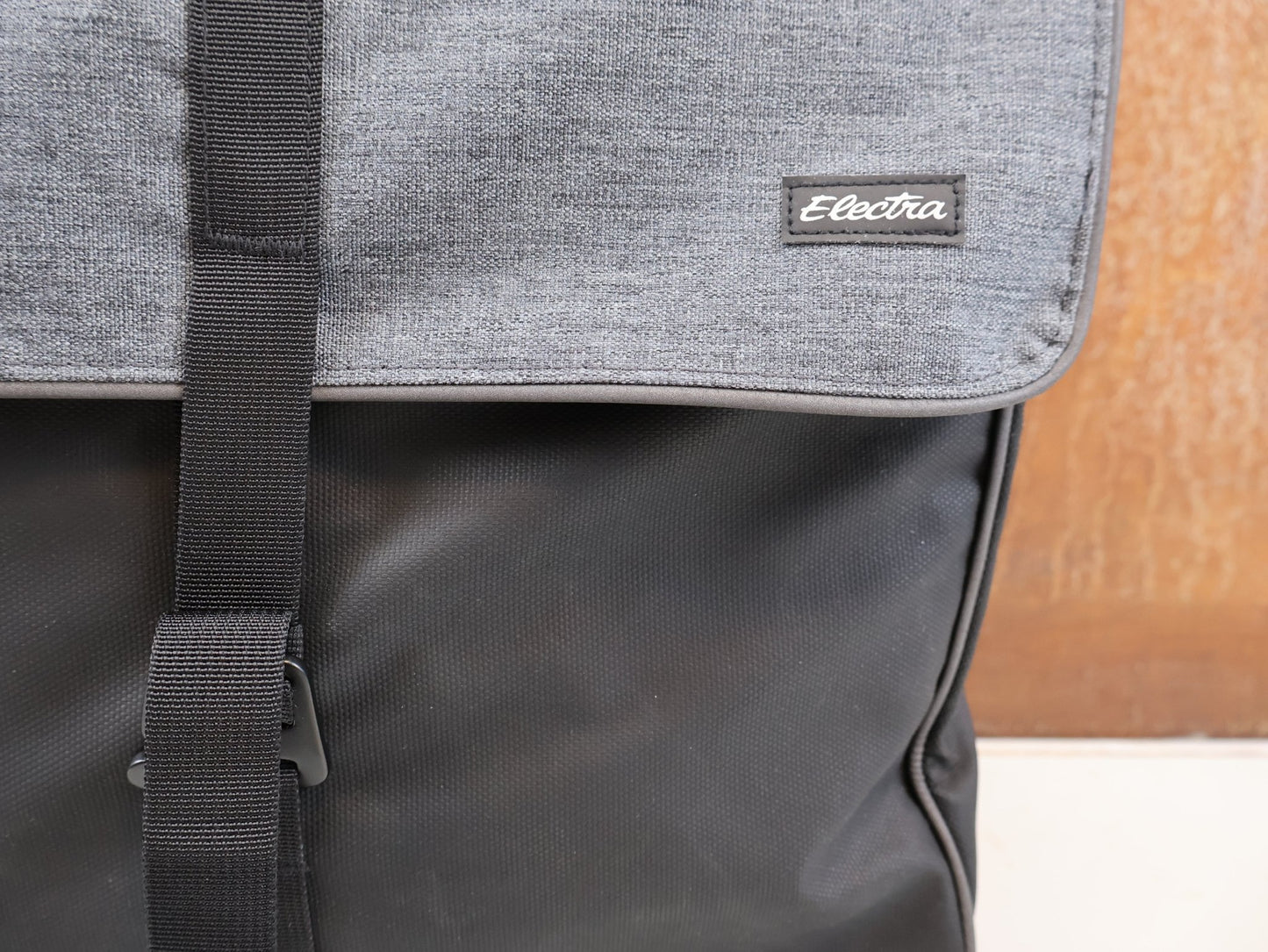 Taschen & Rucksäcke von Electra, ELECTRA HEATHER CHARCOAL MIK / GEPÄCKTRÄGER PACKTASCHE / SCHWARZ / 5290662 vor USEDBIKES-OB.DE Hintergrund