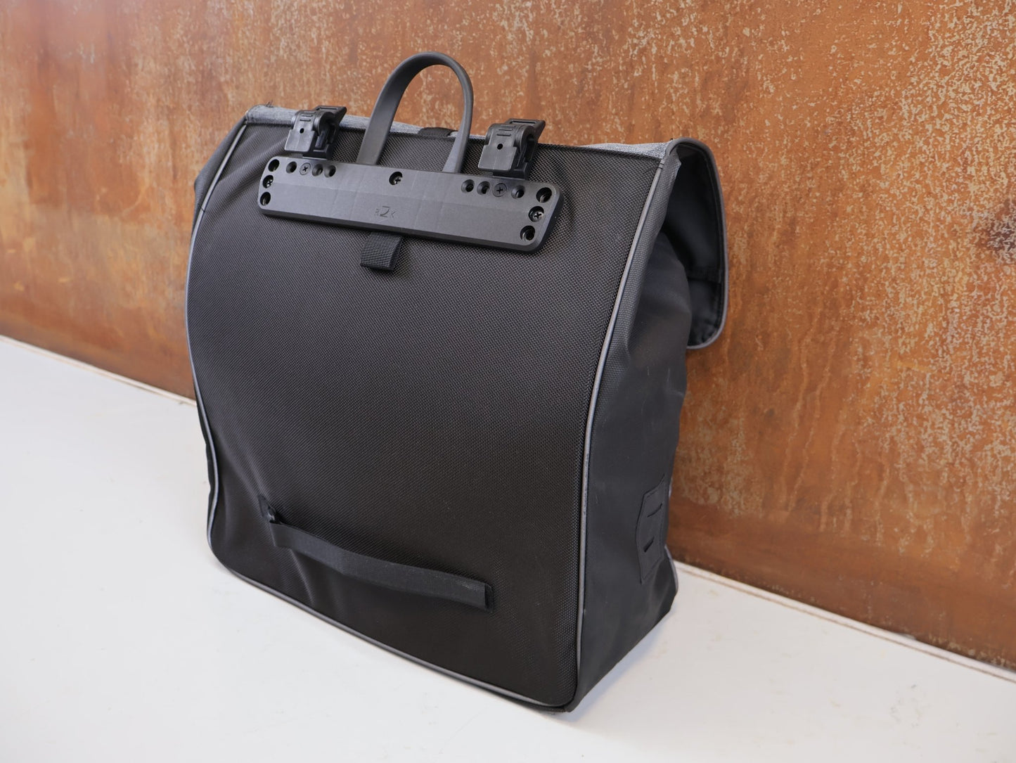 Taschen & Rucksäcke von Electra, ELECTRA HEATHER CHARCOAL MIK / GEPÄCKTRÄGER PACKTASCHE / SCHWARZ / 5290662 vor USEDBIKES-OB.DE Hintergrund