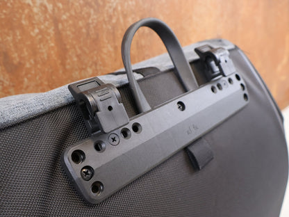 Taschen & Rucksäcke von Electra, ELECTRA HEATHER CHARCOAL MIK / GEPÄCKTRÄGER PACKTASCHE / SCHWARZ / 5290662 vor USEDBIKES-OB.DE Hintergrund