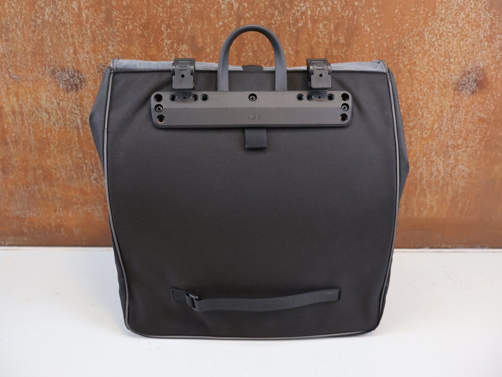 Taschen & Rucksäcke von Electra, ELECTRA HEATHER CHARCOAL MIK / GEPÄCKTRÄGER PACKTASCHE / SCHWARZ / 5290662 vor USEDBIKES-OB.DE Hintergrund