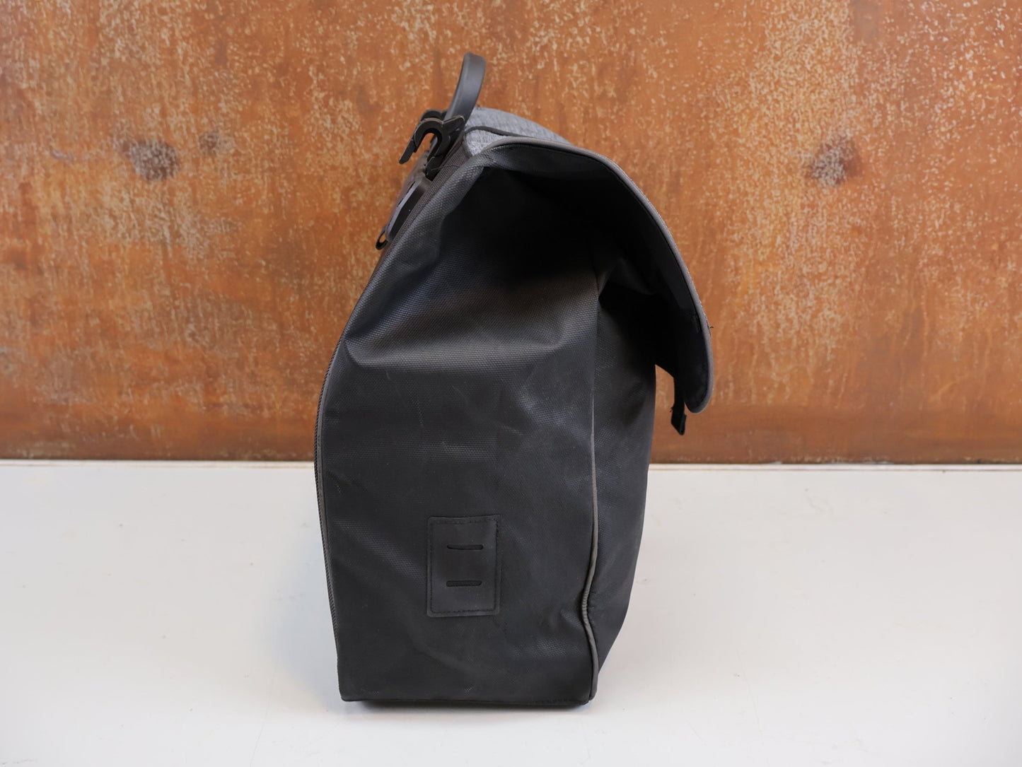 Taschen & Rucksäcke von Electra, ELECTRA HEATHER CHARCOAL MIK / GEPÄCKTRÄGER PACKTASCHE / SCHWARZ / 5290662 vor USEDBIKES-OB.DE Hintergrund