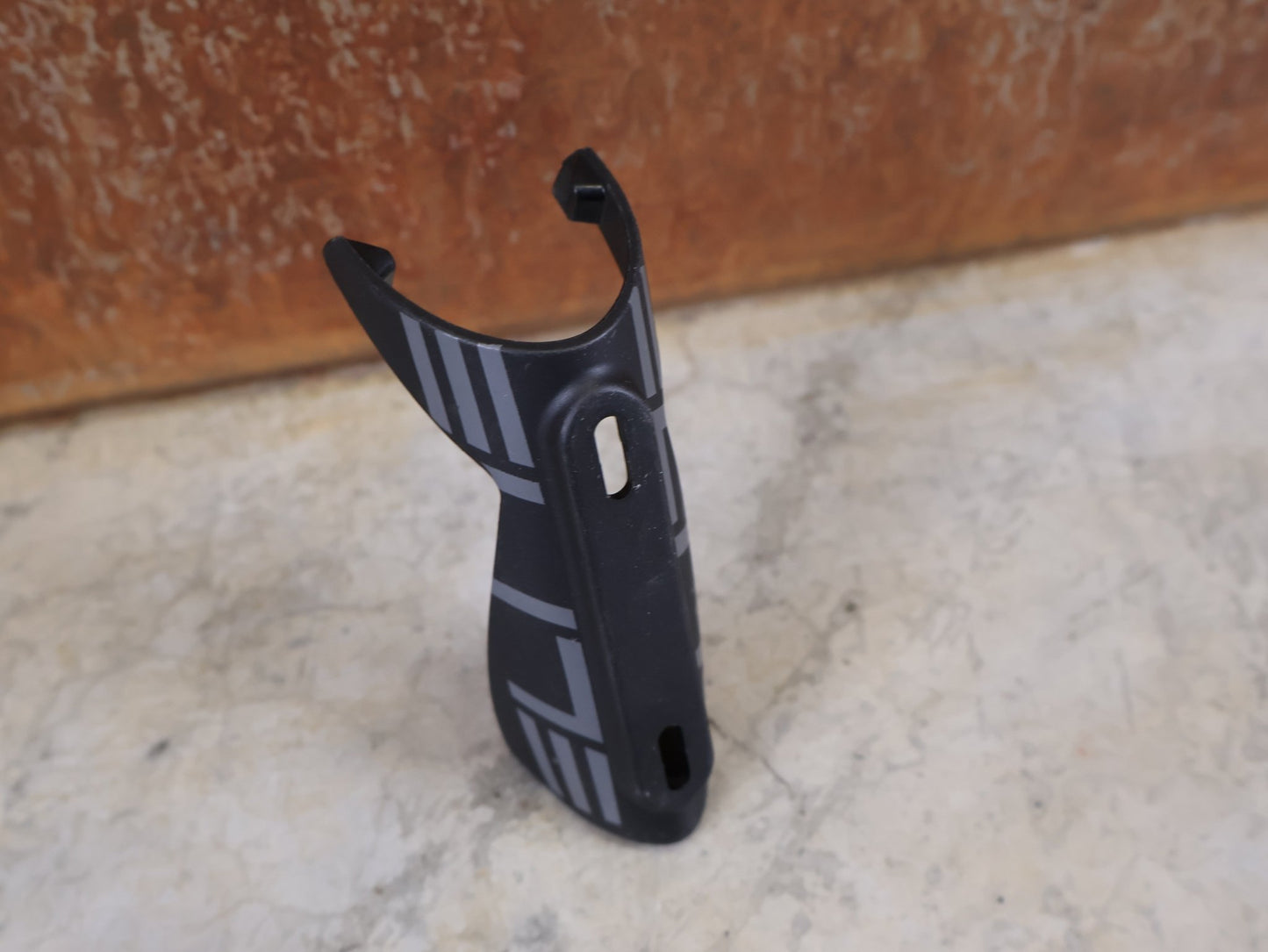 Trinkflaschen und Halter von Elite, ELITE CRONO CX TRINKFLASCHENHALTER – FIBERGLASS CAGE – AERO – TRIATHLON / ZEITFAHREN vor USEDBIKES - OB.DE Hintergrund