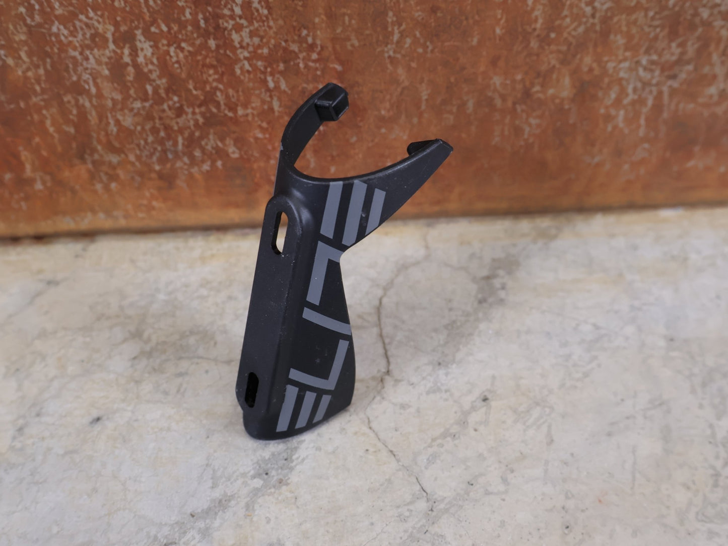 Trinkflaschen und Halter von Elite, ELITE CRONO CX TRINKFLASCHENHALTER – FIBERGLASS CAGE – AERO – TRIATHLON / ZEITFAHREN vor USEDBIKES - OB.DE Hintergrund