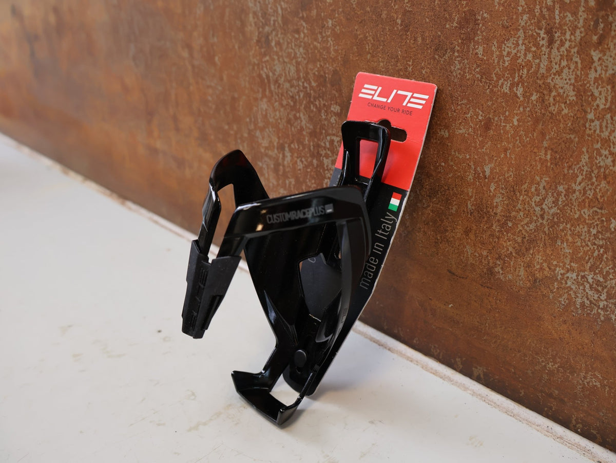 Zubehör von Elite, ELITE CUSTOM RACE PLUS FLASCHENHALTER GLANKSCHWARZ vor USEDBIKES-OB.DE Hintergrund