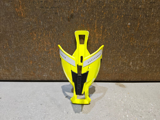 Trinkflaschen und Halter von Elite, ELITE CUSTOM RACE PLUS FLASCHENHALTER / NEON GELB vor USEDBIKES - OB.DE Hintergrund