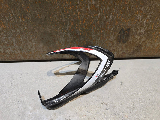 Trinkflaschen und Halter von Elite, ELITE PASE CUSTOM CARBON FLASCHENHALTER / SCHWARZ WEIß ROT in variant_title vor USEDBIKES - OB.DE Hintergrund
