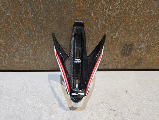 Trinkflaschen und Halter von Elite, ELITE PASE CUSTOM CARBON FLASCHENHALTER / SCHWARZ WEIß ROT in variant_title vor USEDBIKES - OB.DE Hintergrund