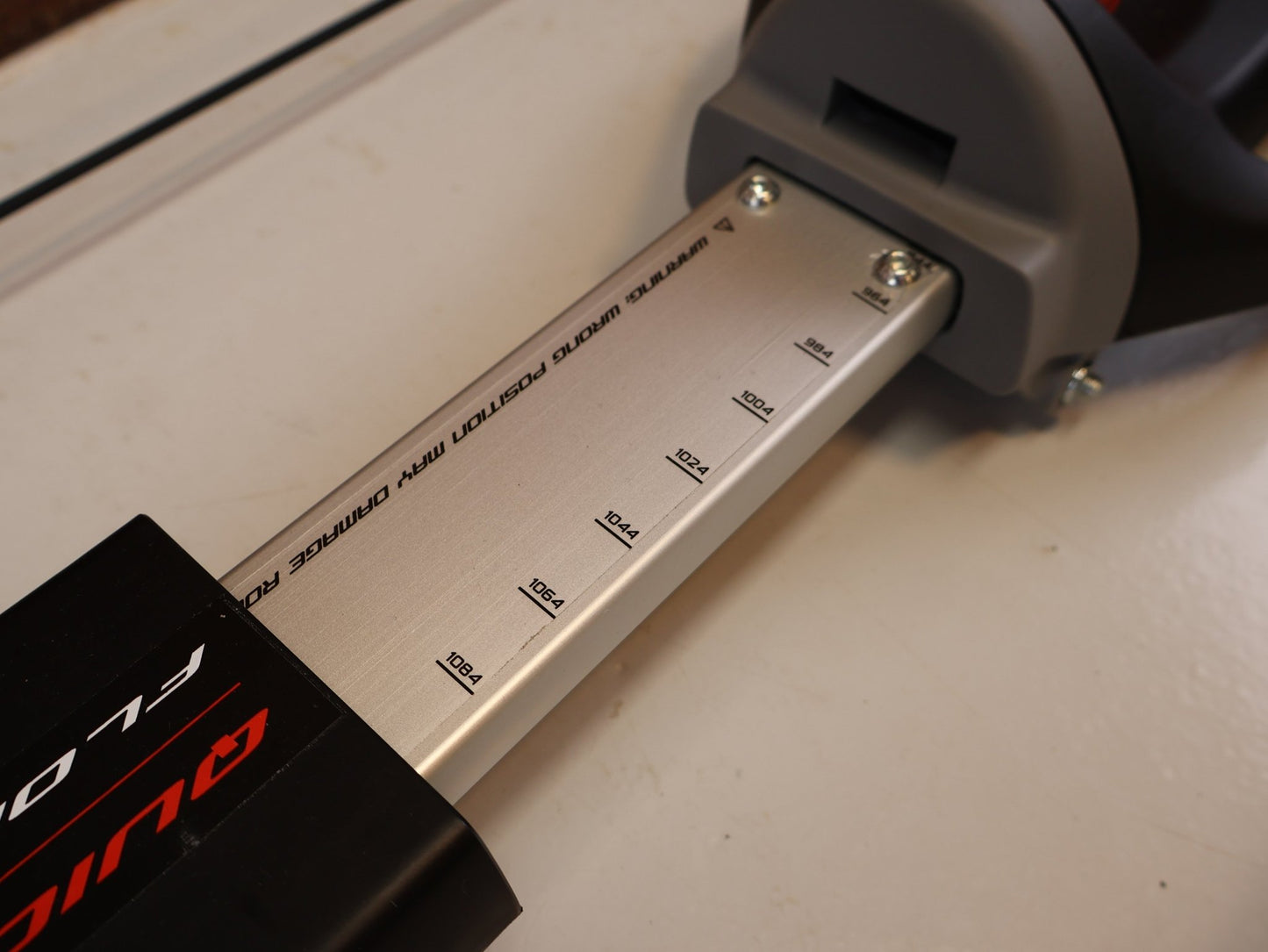 Rollentrainer von Tacx, ELITE QUICK MOTION ROLLENTRAINER FREIE ROLLE SCHWARZ vor USEDBIKES-OB.DE Hintergrund