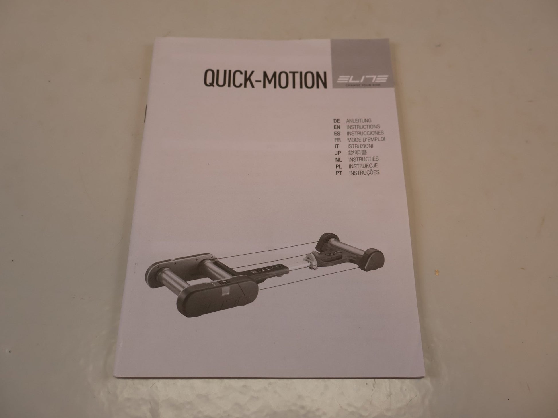 Rollentrainer von Tacx, ELITE QUICK MOTION ROLLENTRAINER FREIE ROLLE SCHWARZ vor USEDBIKES-OB.DE Hintergrund