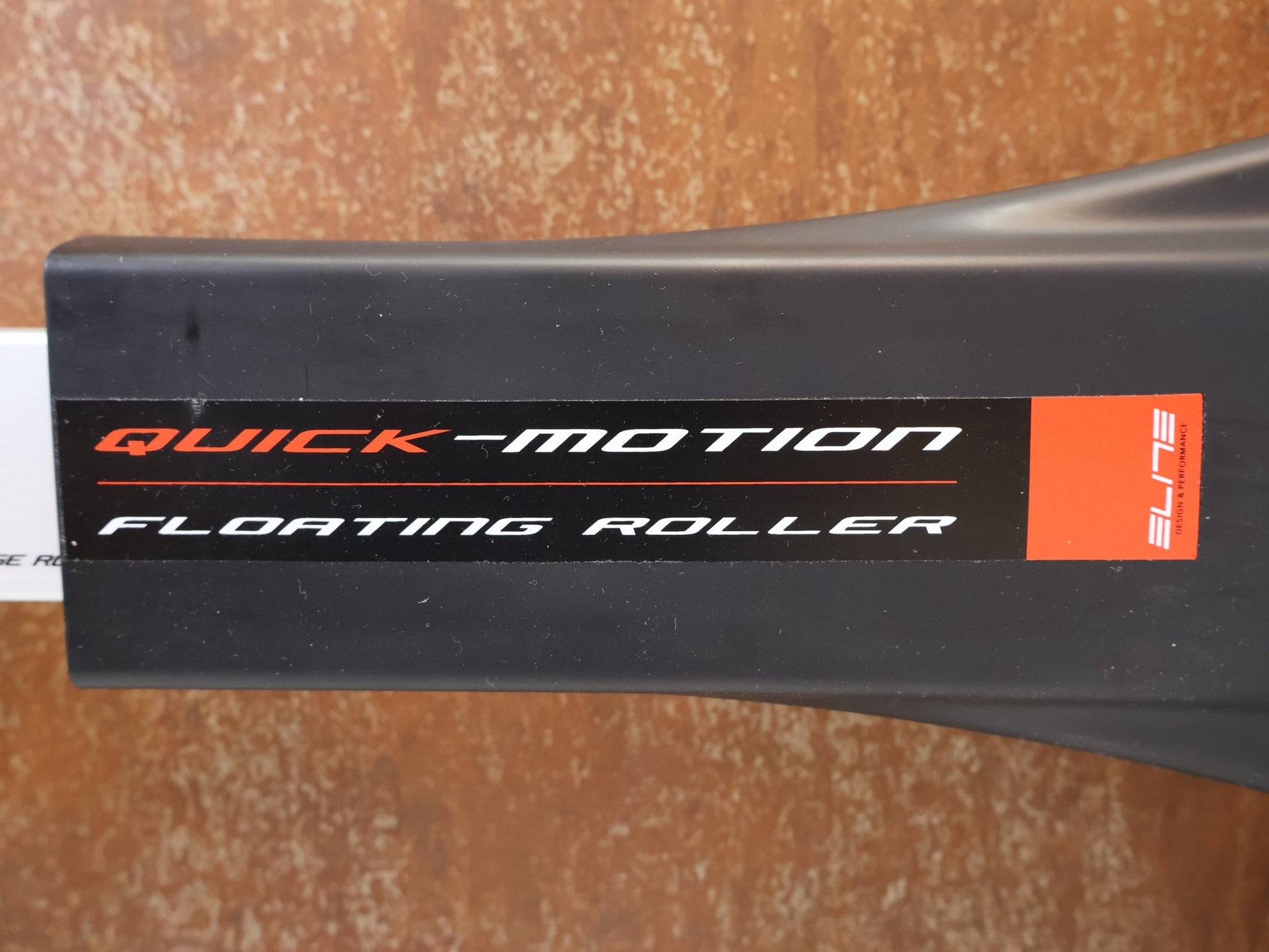 Rollentrainer von Tacx, ELITE QUICK MOTION ROLLENTRAINER FREIE ROLLE SCHWARZ vor USEDBIKES-OB.DE Hintergrund