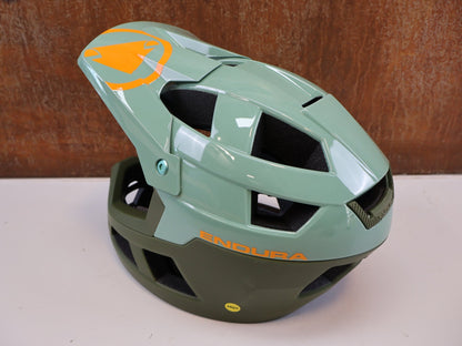 Helme von Endura, ENDURA SINGLETRACK / MIPS FULLFACE HELM / GR. L-XL 58-63 CM / OLIVGRÜN vor USEDBIKES-OB.DE Hintergrund