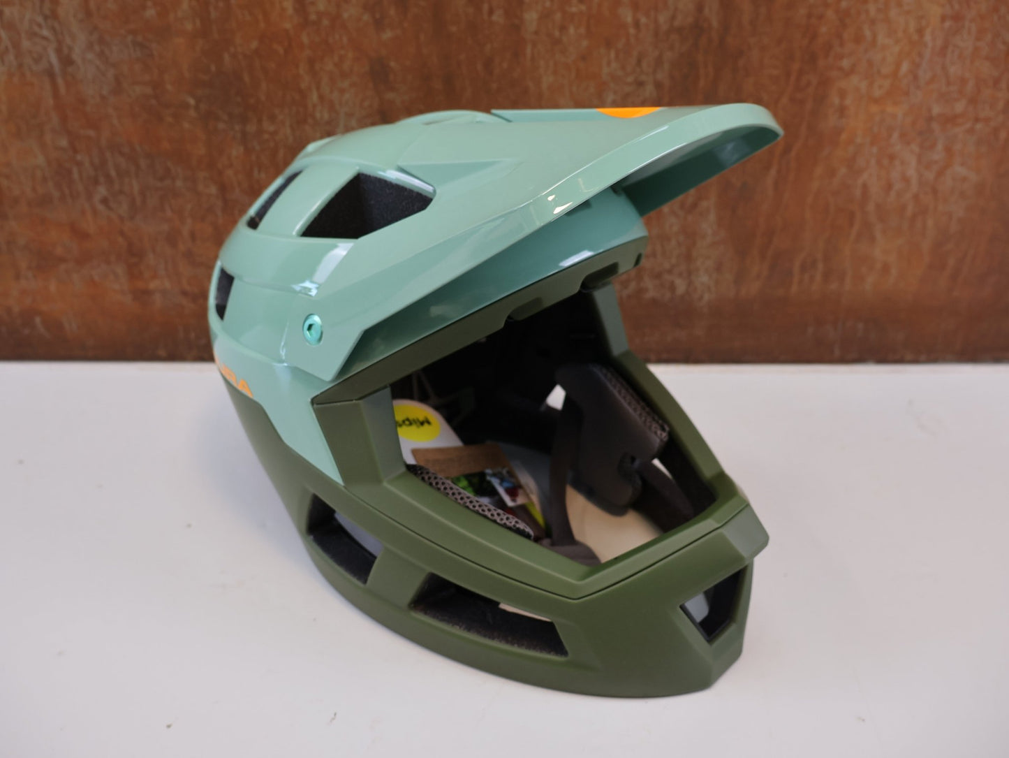Helme von Endura, ENDURA SINGLETRACK / MIPS FULLFACE HELM / GR. L-XL 58-63 CM / OLIVGRÜN vor USEDBIKES-OB.DE Hintergrund