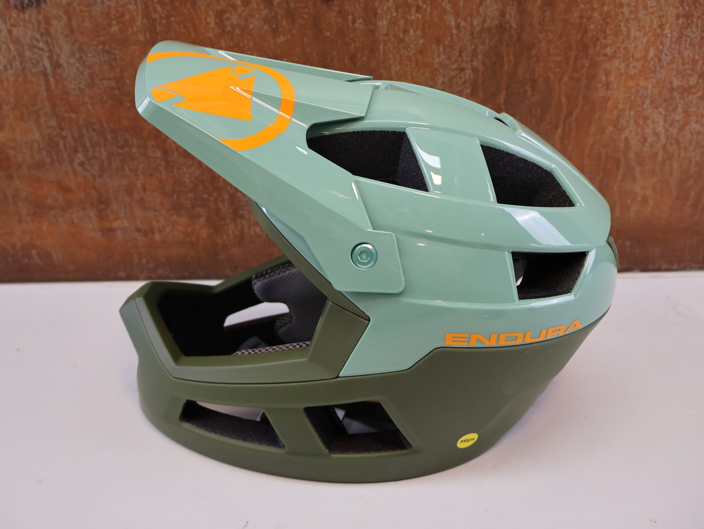 Helme von Endura, ENDURA SINGLETRACK / MIPS FULLFACE HELM / GR. L-XL 58-63 CM / OLIVGRÜN vor USEDBIKES-OB.DE Hintergrund