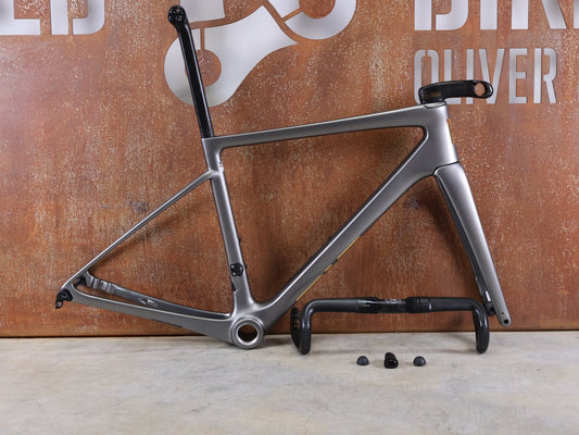 Rennradrahmen von Enve, ENVE MELEE / CARBON RAHMENSET / DAMASCUS GREY / 2024 / 52 CM vor USEDBIKES - OB.DE Hintergrund