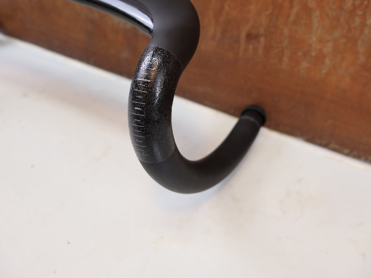 Lenker von Enve, ENVE SES Aero IN-Route Carbon Lenker 35/40cm 270g Aero vor USEDBIKES-OB.DE Hintergrund