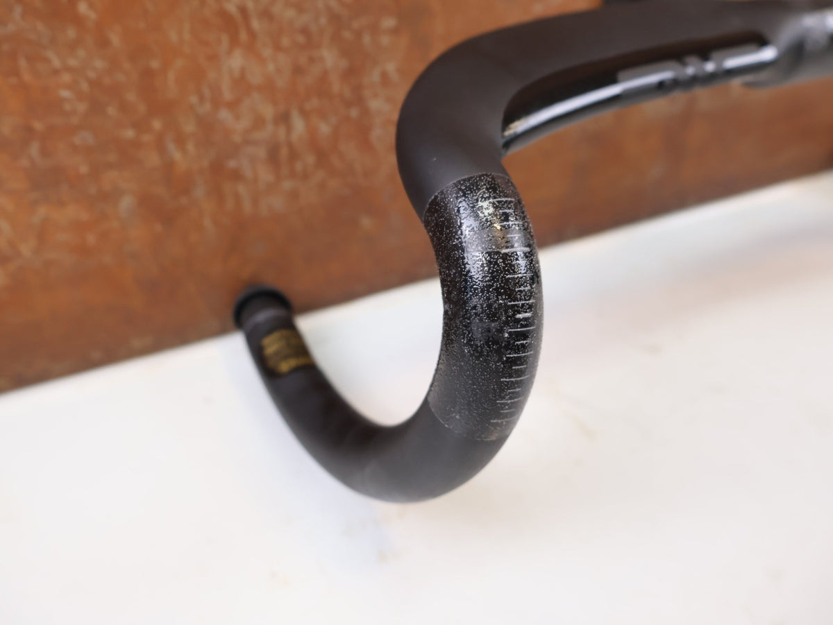 Lenker von Enve, ENVE SES Aero IN-Route Carbon Lenker 35/40cm 270g Aero vor USEDBIKES-OB.DE Hintergrund