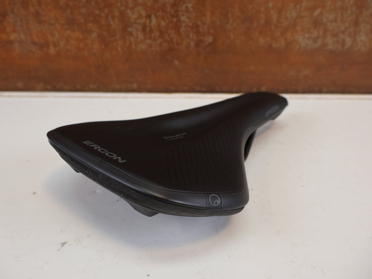 Sattel von Ergon, ERGON SR ALLROAD CORE COMP MEN SATTEL GRÖSSE M/L BLACK/GREY vor USEDBIKES-OB.DE Hintergrund