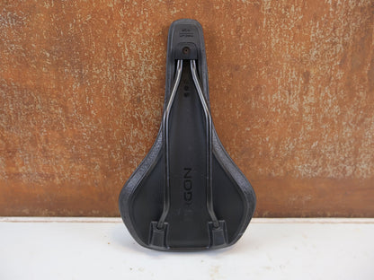 Sattel von Ergon, ERGON SR ALLROAD CORE COMP MEN SATTEL GRÖSSE M/L BLACK/GREY vor USEDBIKES-OB.DE Hintergrund